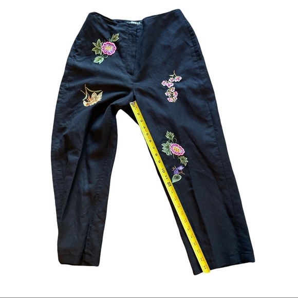 Larry Levine Black Linen Floral Embroidered Capris pants. Size 10 - Picture 13 of 15